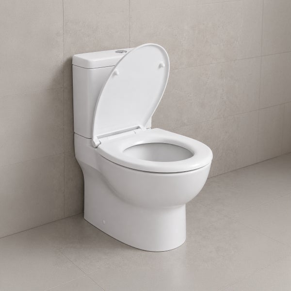 Stand WC mit Spülkasten und geöffnetem Toilettendeckel vor gefliesten Wänden.