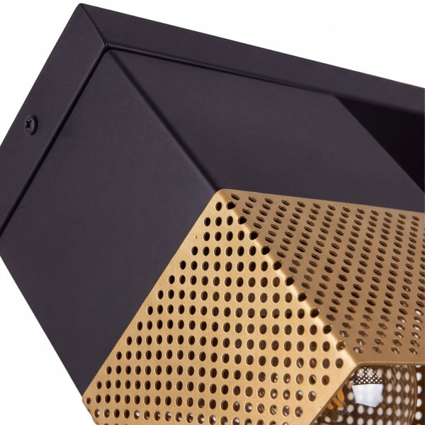 Wandleuchte mit eckigem Lampenschirm aus Metall mit Lochmuster in einer Kombination aus dunkler Halterung und metallicfarbenem Diffusor
