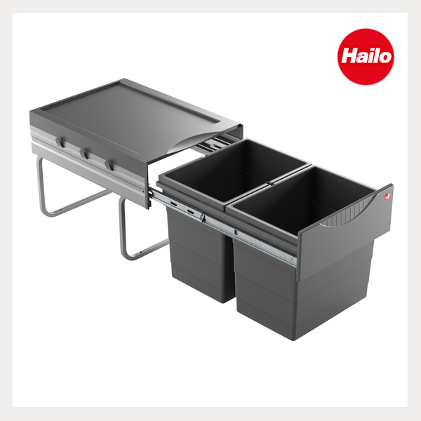 Ausziehbares Abfalltrennsystem von Hailo mit zwei Kunststoffbehältern und einer Ablagefläche. Hailo Logo.