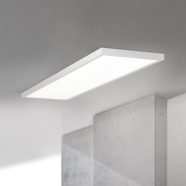 Rechteckige LED Deckenleuchte an einer Decke montiert