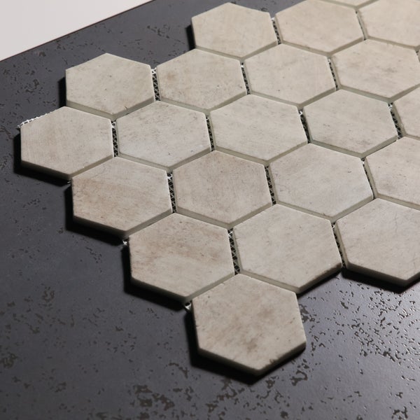 Wohnzimmer mit braunem Sofa, Holztisch und floraler Fototapete