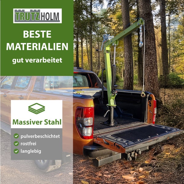 Trutzholm Pickup Kran aus massivem pulverbeschichtetem Stahl montiert auf der Ladeflaeche eines Pickups im Wald.