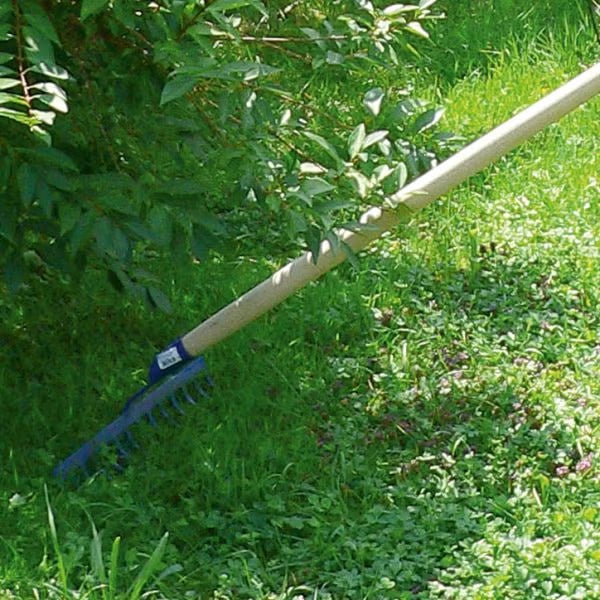 Gartenrechen mit langem Holzstiel zur Gartenarbeit im Gras