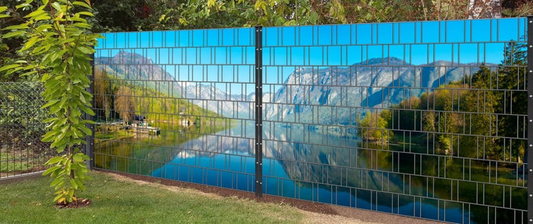 Doppelstabmattenzaun mit Landschaftsmotiv als Sichtschutz