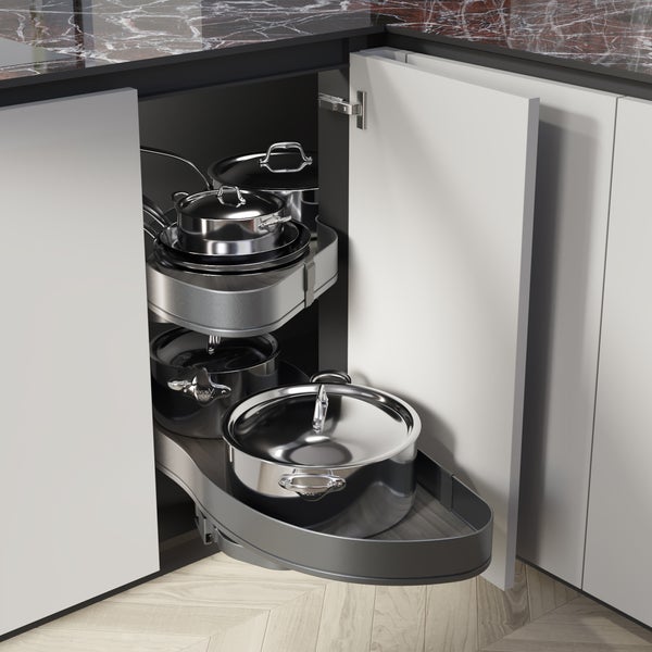 Moderner Küchen-Eckschrank mit geöffneter Tür und einem grauen zweistöckigen Schwenkauszug mit Edelstahltöpfen und Pfannen auf hellem Holzboden.