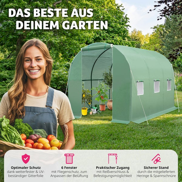 Gewächshaus im Garten mit Frau und Erntekorb