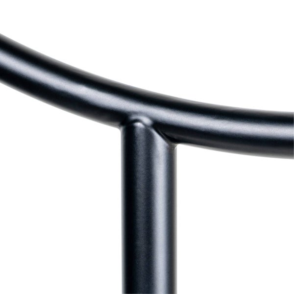 Detailaufnahme einer schwarzen Metallrohrkonstruktion.