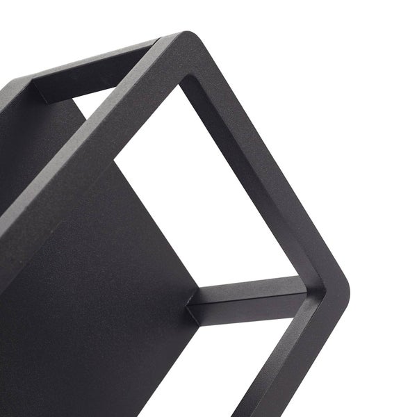 Detailansicht einer schwarzen Außenwandleuchte aus Metall mit rechteckigem Rahmen und strukturierter Oberfläche.