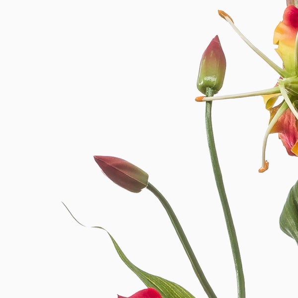 Detailaufnahme einer Kunstpflanze mit grünen Blättern und Stielen aus Kunststoff.