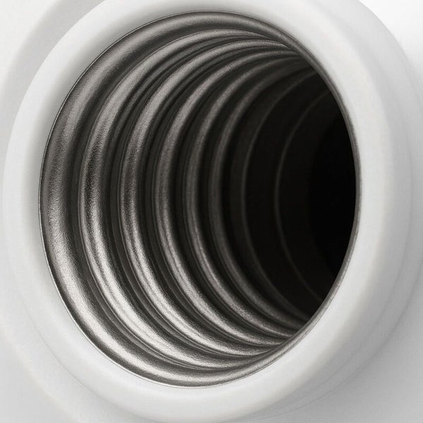 Detailaufnahme eines flexiblen Metallrohrs in einer weißen Kunststoffhalterung