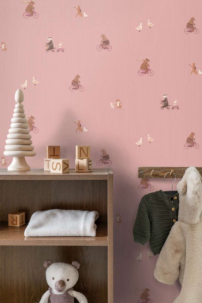 Kindertapete mit Tiermotiven, Bären auf Fahrrädern und Gänsen, in einem Kinderzimmer mit Holzregal und Spielzeug.