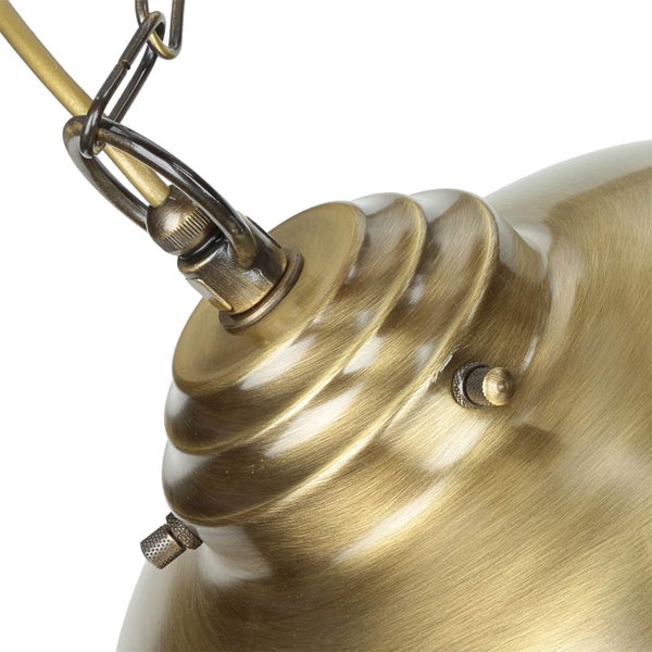 Detailaufnahme einer goldenen Hängelampe mit Kette