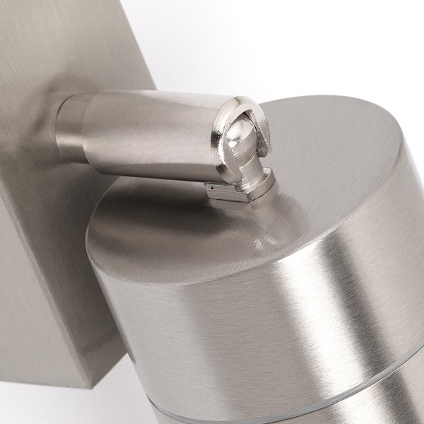 Detailaufnahme eines verstellbaren Wandstrahlers aus gebürstetem Metall mit Gelenk.