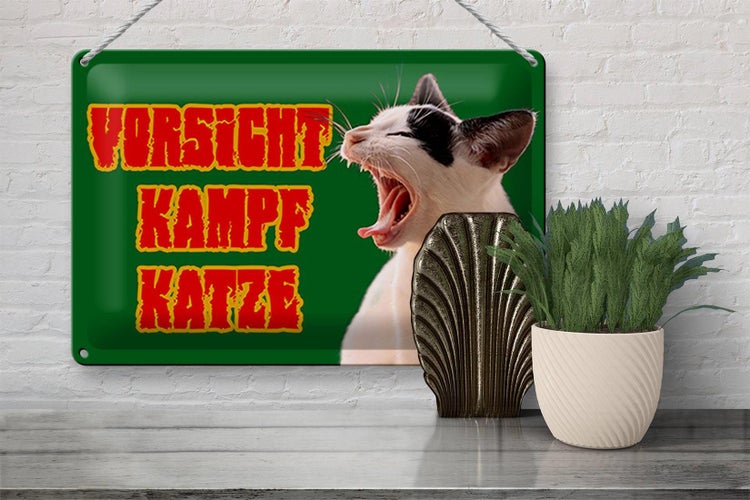 Metallschild mit der Aufschrift Vorsicht Kampfkatze und Abbildung einer Katze