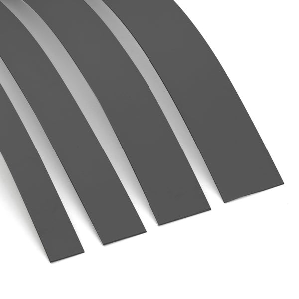Drei parallel verlaufende, biegsame Flachprofile aus Kunststoff für Kantenabschlüsse