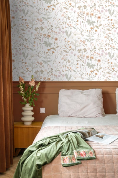 Schlafzimmer mit floraler Tapete, Bett und Nachttisch