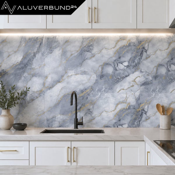 Küchenrückwand mit blauem Marmoreffekt und Goldadern in weißer Küche mit schwarzer Armatur und Beleuchtung. Aluverbund24 Logo.