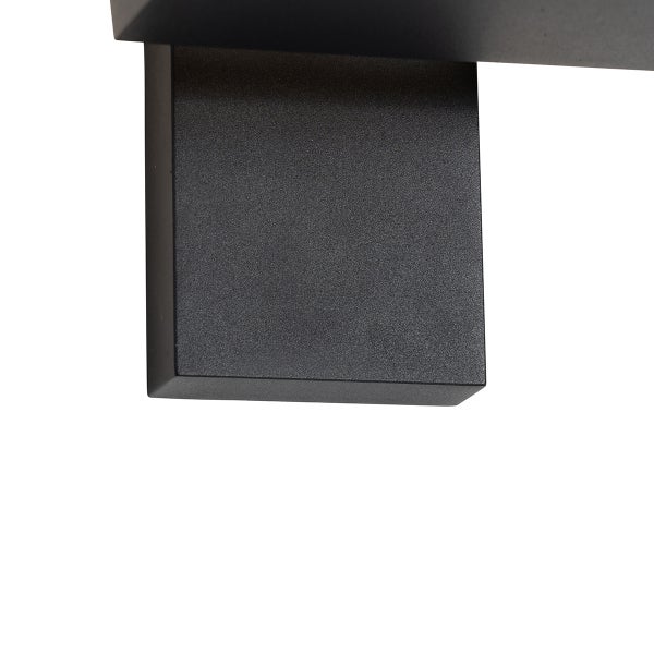 Schwarze Wandhalterung einer Außenleuchte aus Metall mit strukturierter Oberfläche.