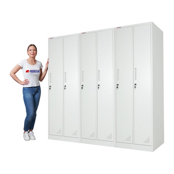 Sechsteiliger weißer Metallspind mit abschließbaren Türen, Lüftungsschlitzen und Proregal Logo, daneben eine Person zum Größenvergleich.