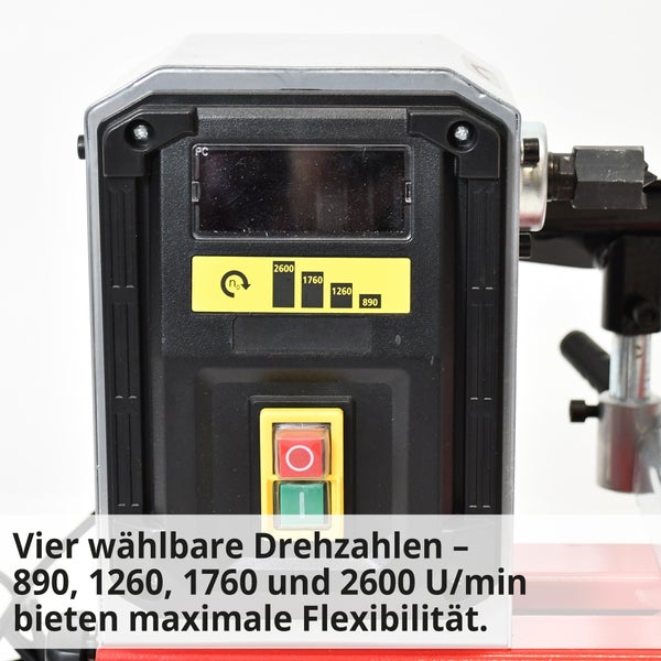 Detailansicht einer Drehbank mit Geschwindigkeitsanzeige und Start-Stopp-Knopf