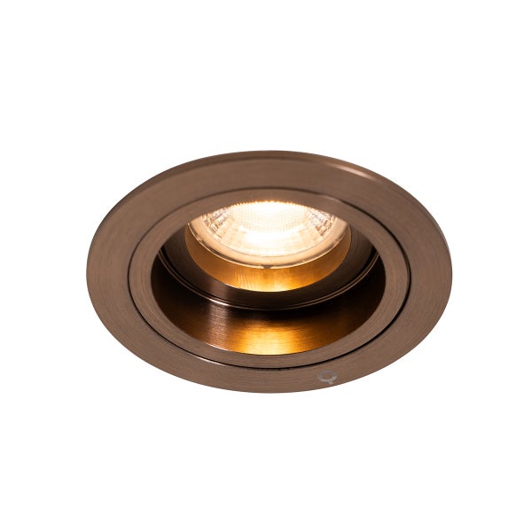 Runder Einbaustrahler aus gebürstetem Metall in Bronze mit eingeschaltetem Leuchtmittel.