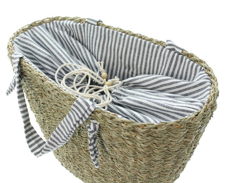 Strohkorb mit gestreiftem Stoffeinsatz und Kordelzug