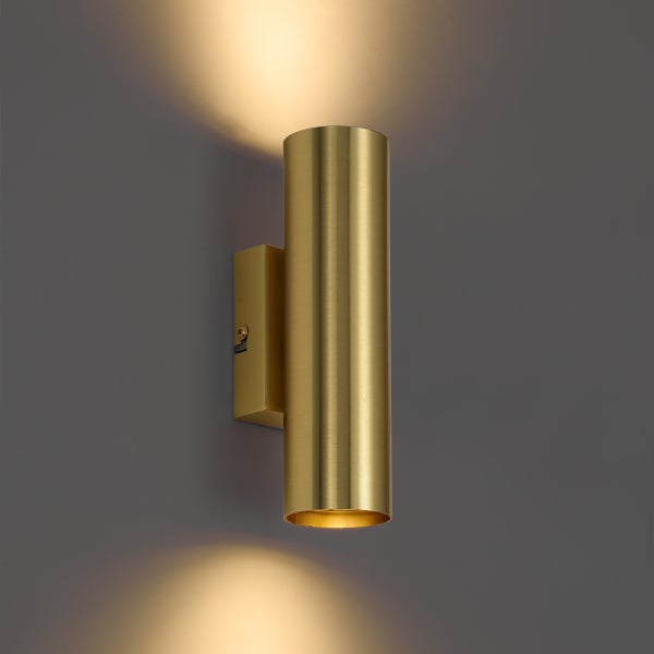 Zylindrische Wandleuchte aus Metall in Messingoptik mit Lichtaustritt nach oben und unten.