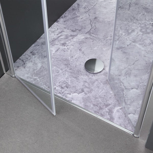 Detailansicht einer Duschkabine mit Marmoroptik und rundem Abfluss
