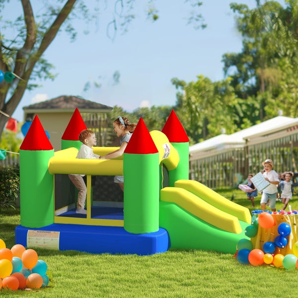 Aufblasbare Hüpfburg im Garten mit spielenden Kindern.