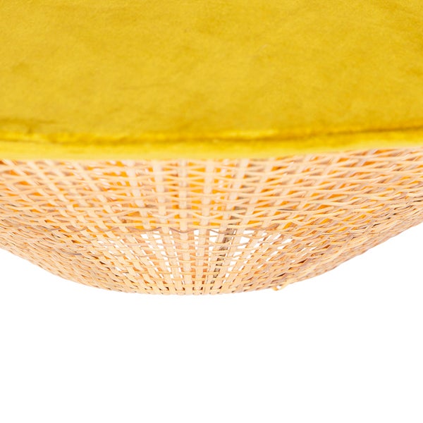 Detailansicht eines Lampenschirms aus gelbem Stoff und geflochtenem Rattan.