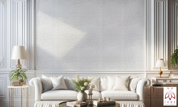 Heller Wohnraum mit dekorativen Wandfliesen, Sofa und Beistelltischen