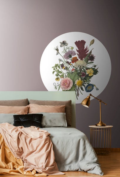 Schlafzimmer mit Bett, Nachttischlampe und Wandbild mit Blumenmuster