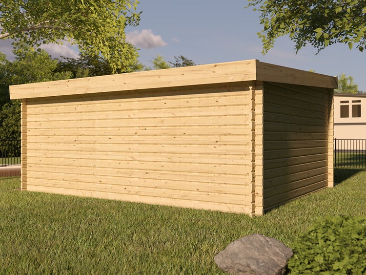 Gartenhaus aus Holz mit Flachdach, Blockbohlenbauweise, Rückansicht auf einer Rasenfläche im Garten.