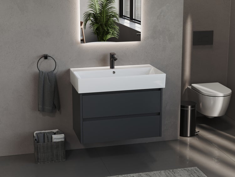 Modernes Badezimmer mit Waschtischunterschrank, Spiegel, Toilette und Accessoires