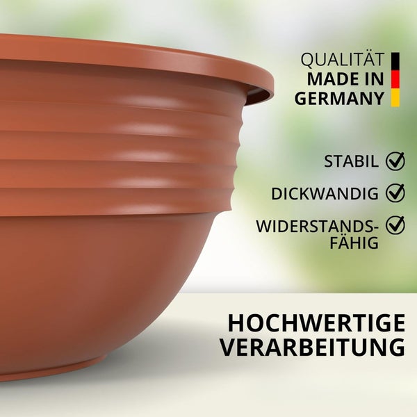 Terrakottafarbener Kunststoff Pflanztopf mit geripptem Rand, zertifiziert mit Qualitaet Made in Germany, stabil, dickwandig und widerstandsfaehig.