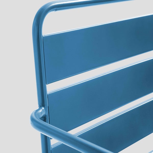 Detailansicht einer blauen Gartenbank aus Metall mit verschweißten Lamellen aus Flachstahl.