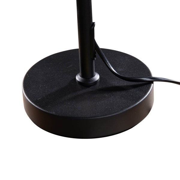 Detailaufnahme vom runden Lampenfuß einer Stehleuchte