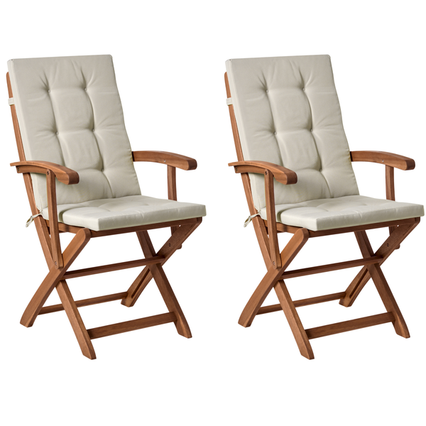 Zwei Gartenklappstühle aus Holz mit hellen Polstern für Sitz und Rücken.