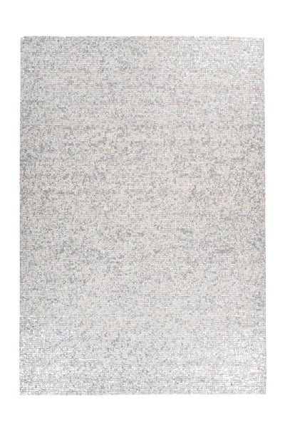 Rechteckiger Teppich mit Mosaikmuster in Grau und Beige.