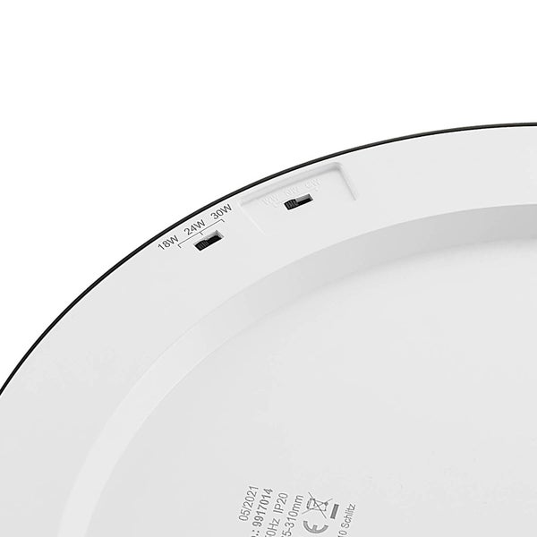 Nahaufnahme einer LED Deckenleuchte mit Schaltern zur Auswahl der Leistung in Watt und der Farbtemperatur sowie technischen Angaben und Siegeln.