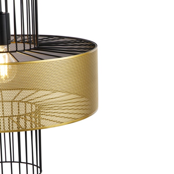 Detailansicht einer Hängeleuchte mit goldenem, perforiertem Schirm und schwarzem Metallgestell