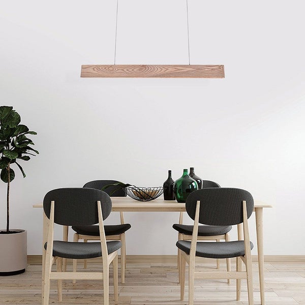 Esszimmer mit Holztisch, Stühlen und einer rechteckigen Pendelleuchte aus Holz