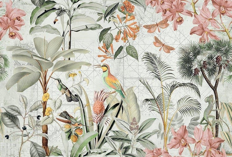 Fototapete mit Dschungelmotiv: Illustration von Vögeln, Palmen, Orchideen und Chamäleon auf einem Hintergrund mit Landkartenmuster.