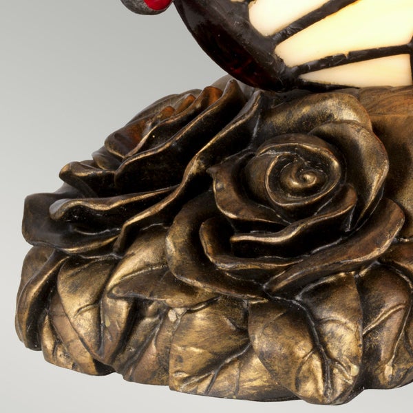Detailaufnahme der Basis einer Tiffany-Lampe mit Rosenmuster.
