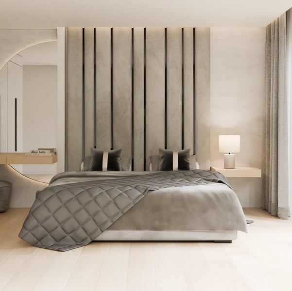 Schlafzimmer mit Bett, Nachttischlampe und Dekor