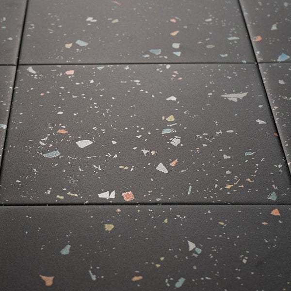 Dunkle Bodenfliesen in Terrazzo Optik mit feinen Sprenkeln in unterschiedlichen Farben für den Innenbereich
