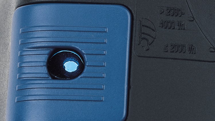 Detailansicht eines Geräts mit Kontrollleuchte und Durchflussmengenangaben in Litern pro Stunde.