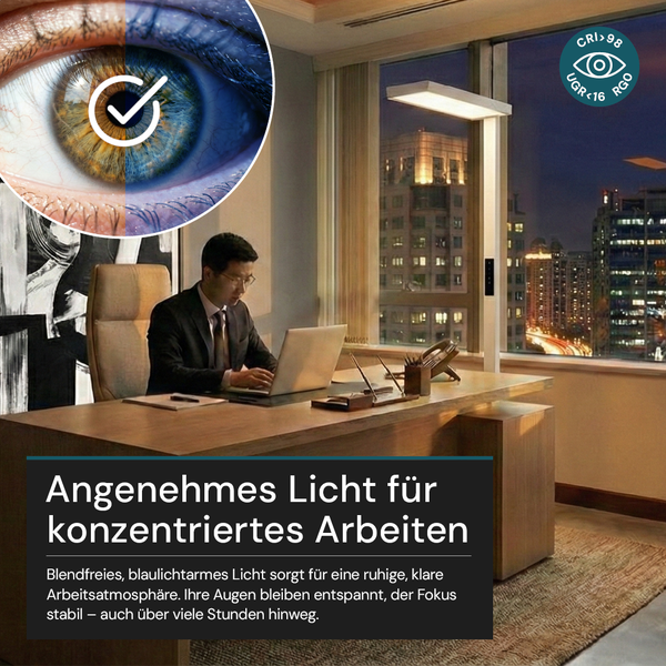 Ein Mann arbeitet an einem Laptop an einem Schreibtisch aus Holz unter einer modernen, blendfreien Büroleuchte. Im Hintergrund eine nächtliche Stadt.