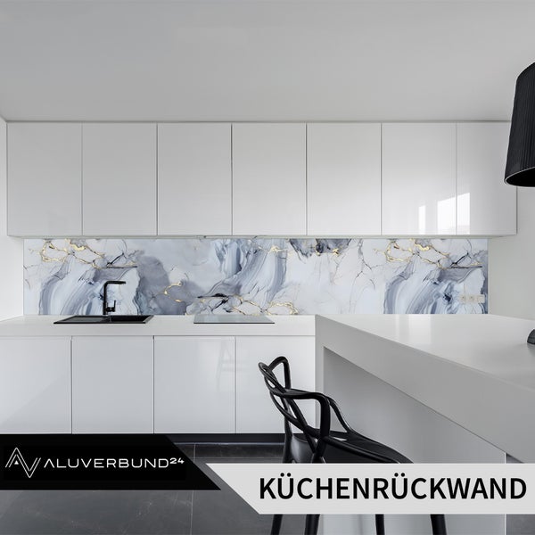 Helle Küche mit Küchenrückwand in Marmoroptik