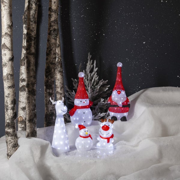 Dekorative Weihnachtsszene mit beleuchteten Figuren von Weihnachtsmann, Schneemann und Rentier